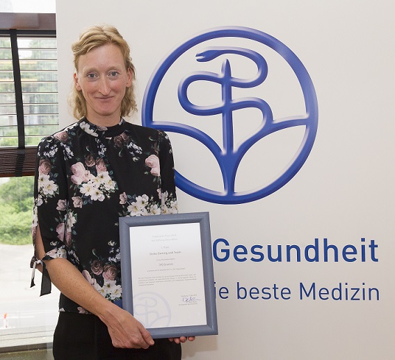 Deike Diening mit der Urkunde zum Publizistik-Preis